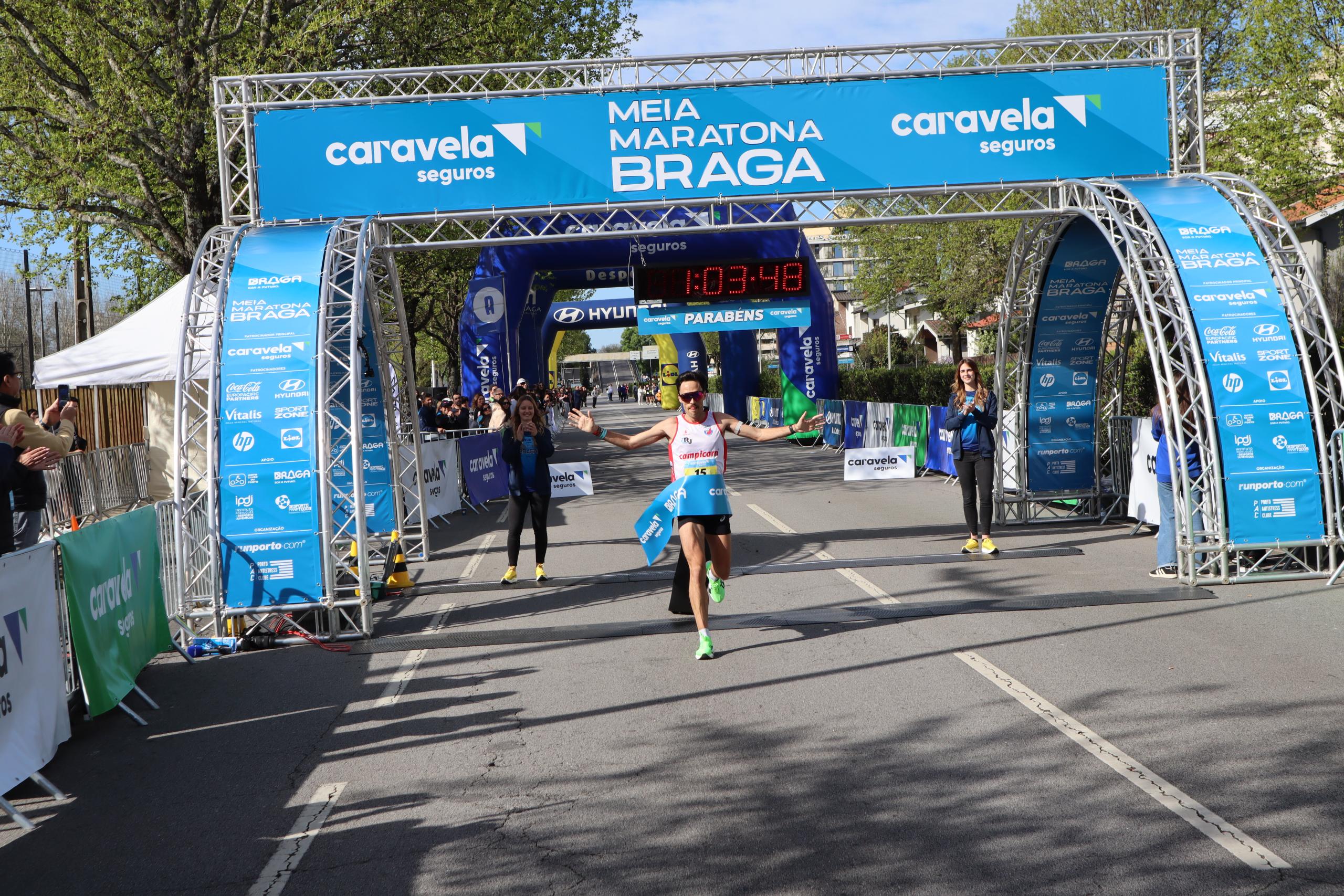 Runner approaching the finish of the Braga Half Marathon