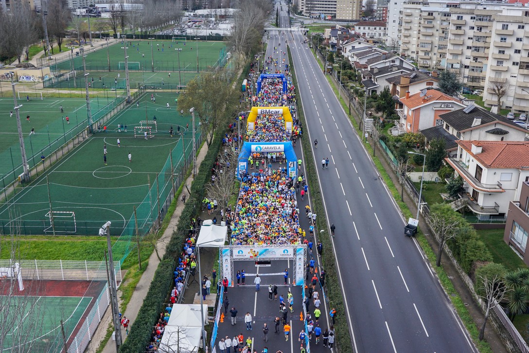 Runner celebrating at the Braga Half Marathon finish